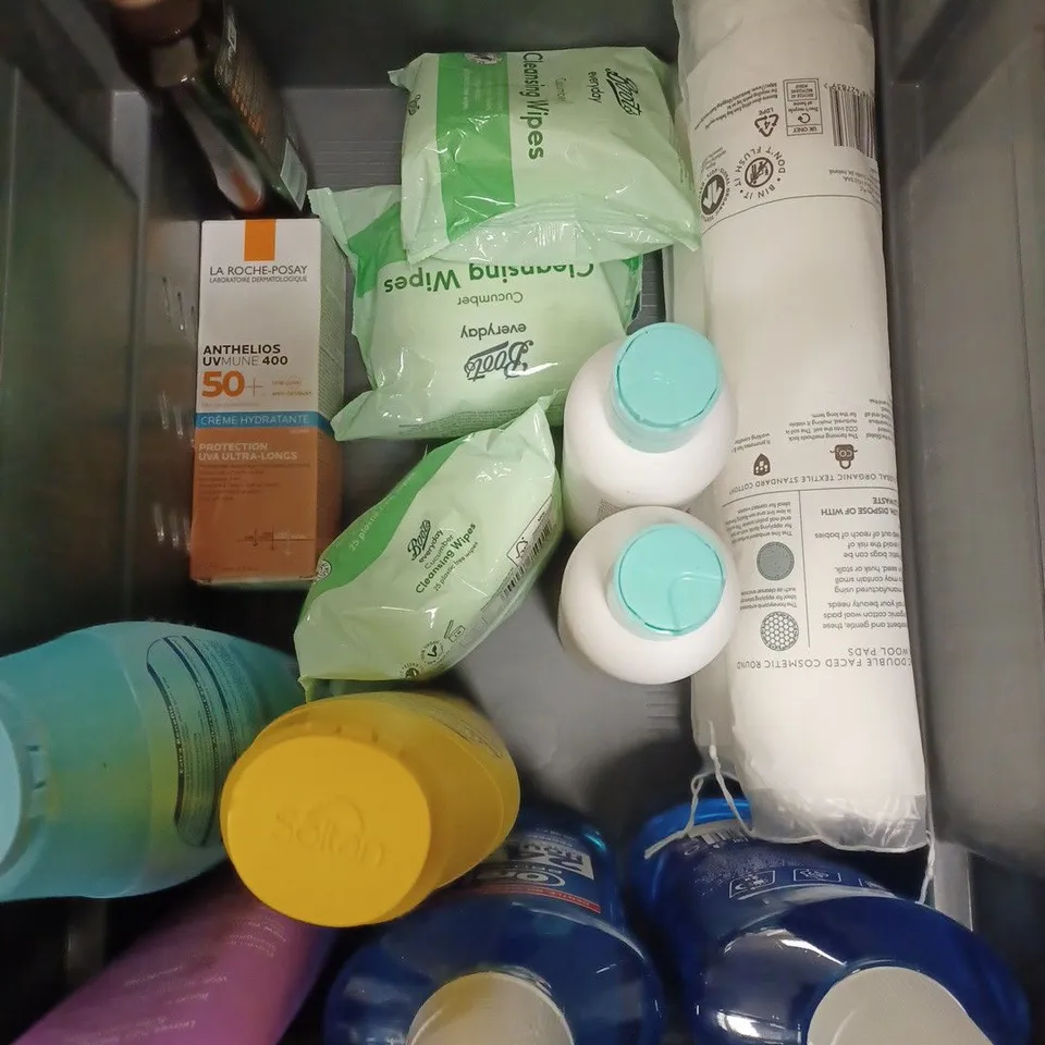 BOX OF APPROX 18 ASSORTED BEAUTY PRODUCTS TO INCLUDE LYNX AFRICA SHOWER GEL, NO.7 ADVANCED SERUM, MU LITTLE COCO 3 IN 1, ETC. 