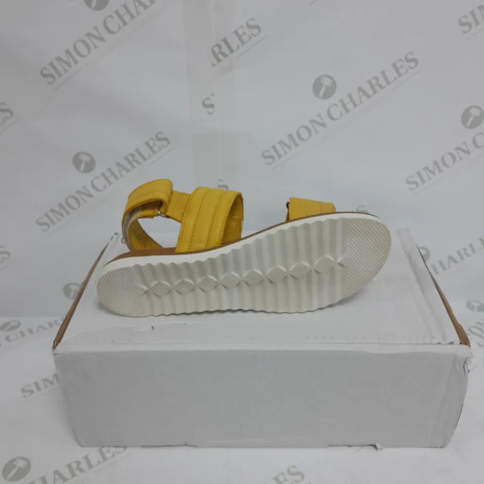 BOXED PAIR OF ADESSO LEATHER OPEN TOE FLAT SANDAL - SIZE 5