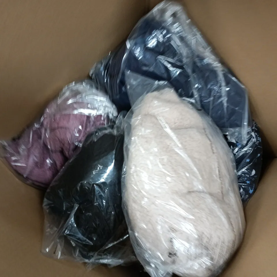 APPROXIMATELY 12 ASSORTED CLOTHING ITEMS IN VARIOUS SIZES, STYLES & COLOURS TO INCLUDE BRANDS SUCH AS COZEEHOME, RUTH LANGSFORD, SOSANDER, ETC - COLLECTION ONLY