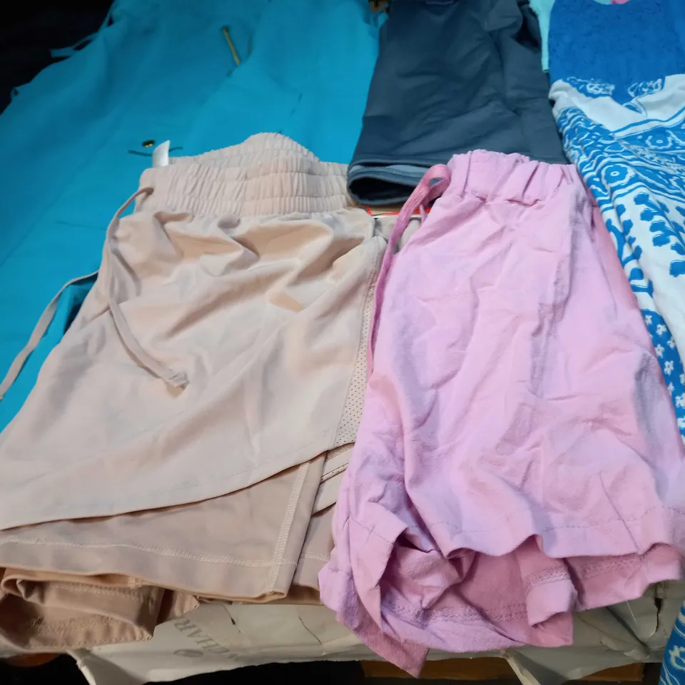LOT OF APPROX 25 ASSORTED CLOTHING ITEMS VARYING IN SIZE/COLOUR/STYLE TO INCLUDE: TROUSERS, TOPS, DRESSES