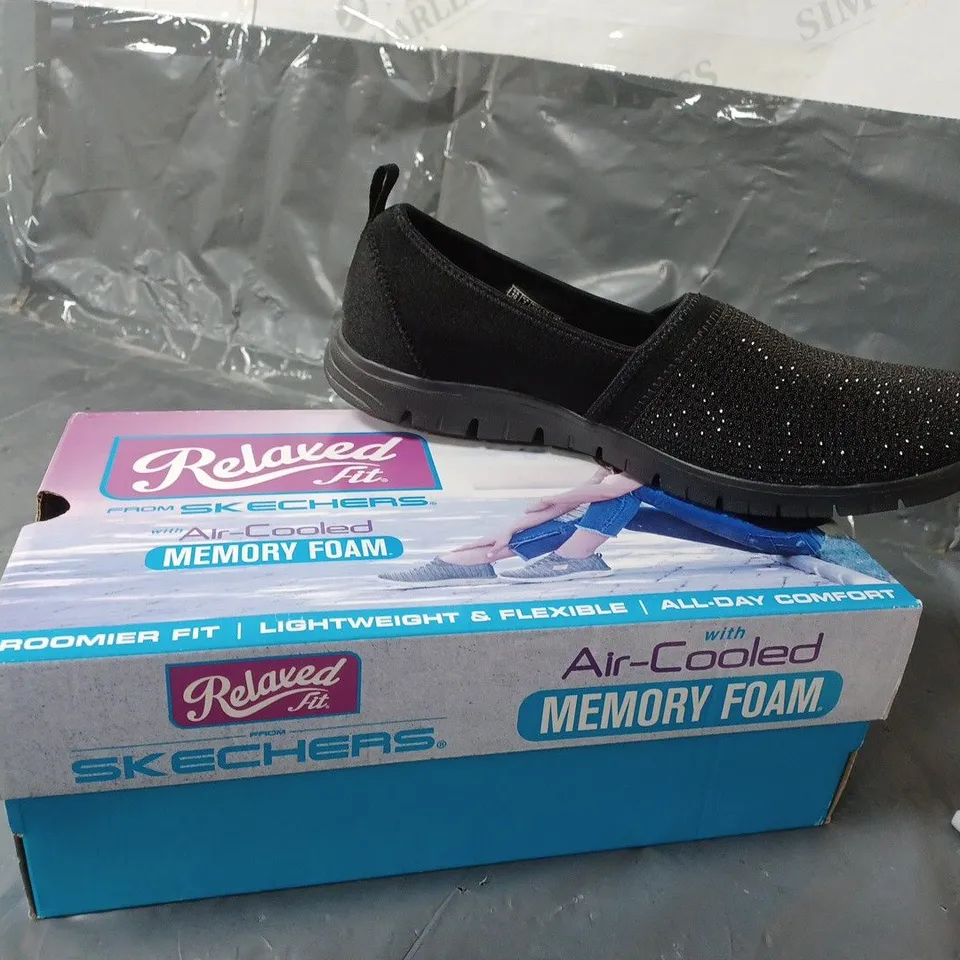 BOXED PAIR OF SKECHERS RELAXED FIT AIR COOLED MEMORY FOAM TRAINERS UK SIZE 7 - BLACK - 