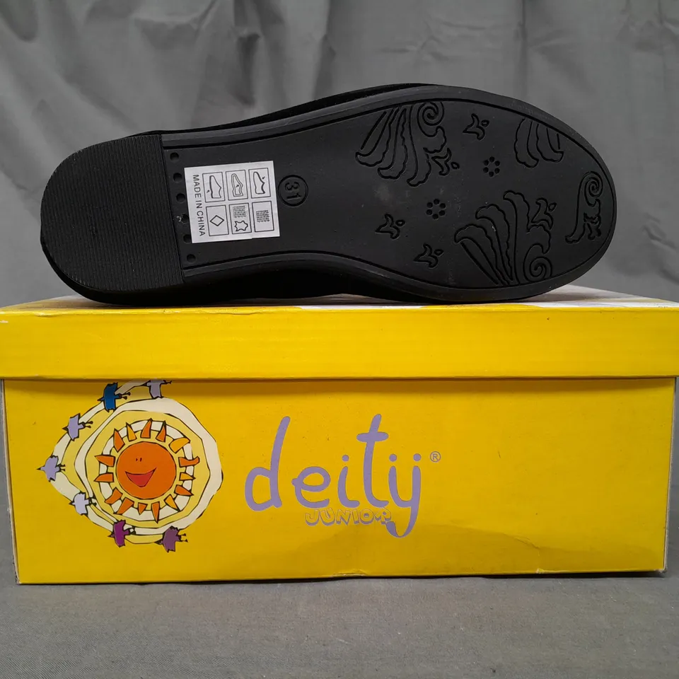 BOXED PAIR OF DEITY JUNIOR SHOES IN BLACK EU SIZE 31