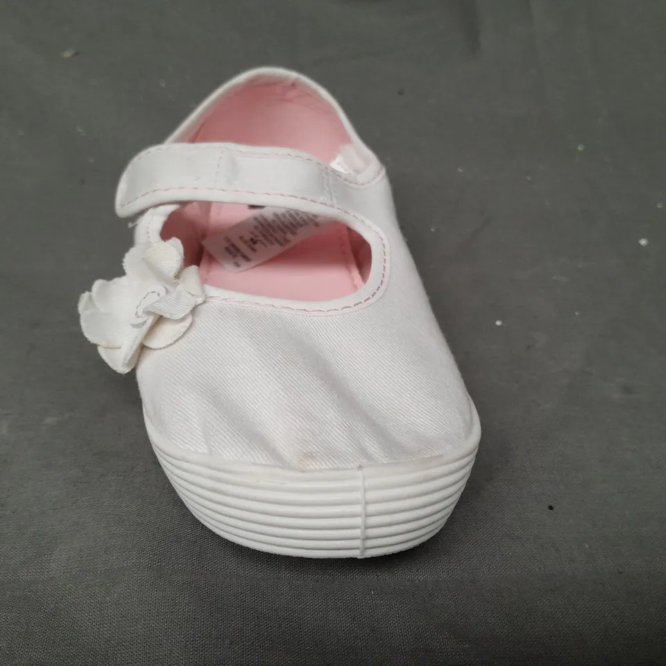 BOX OF APPROXIMATELY 20 PAIRS OF DESIGNER KIDS VELCRO STRAP SHOES IN WHITE W. FLOWER DETAIL IN WHITE - VARIOUS SIZES