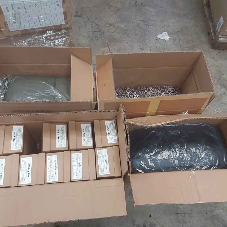 PALLET CONTAINING APPROXIMATELY 135x BRAND NEW ASSORTED DESIGNER CLOTHING ITEMS INCLUDING: SIMPLY BE JACKETS AND SHOES ECT