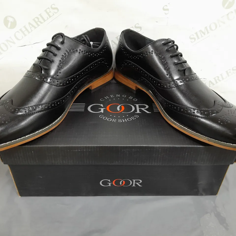 BOXED PAIR OF GOOR LACE UP SHOES IN BLACK SIZE 9