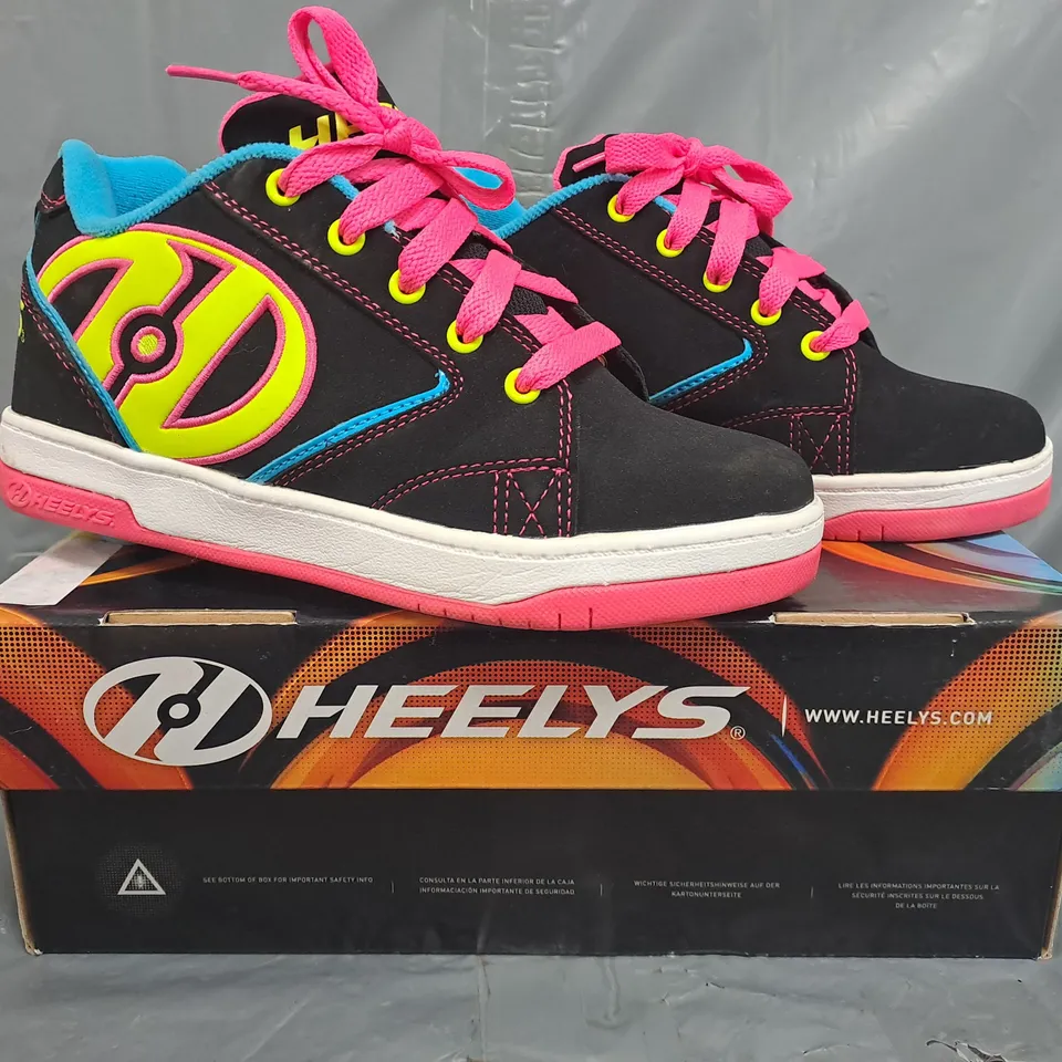 BOXED PAIR OF HEELYS PROPEL 2 JN SHOES IN BLACK/MULTICOLOUR SIZE UK 4