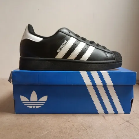 BOXED PAIR OF ADIDAS TRAINERS IN BLACK/WHITE SIZE UK 6