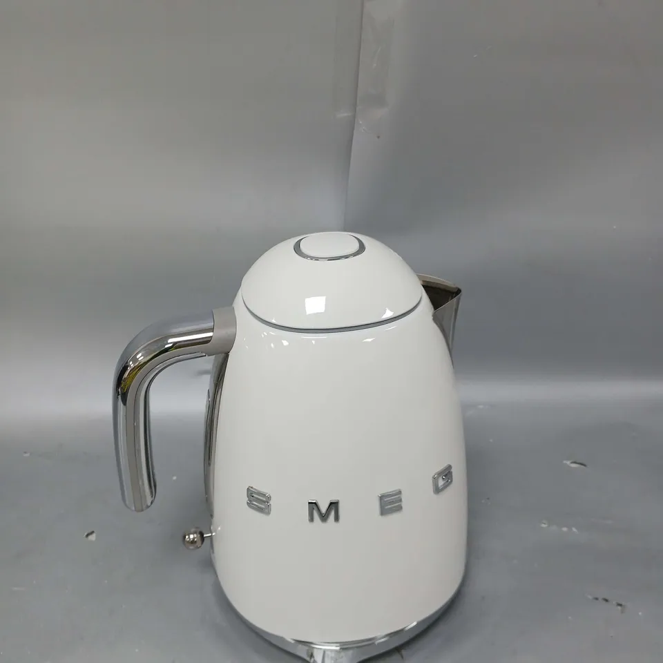 BOXED SMEG KETTLE - WHITE RRP £129.99