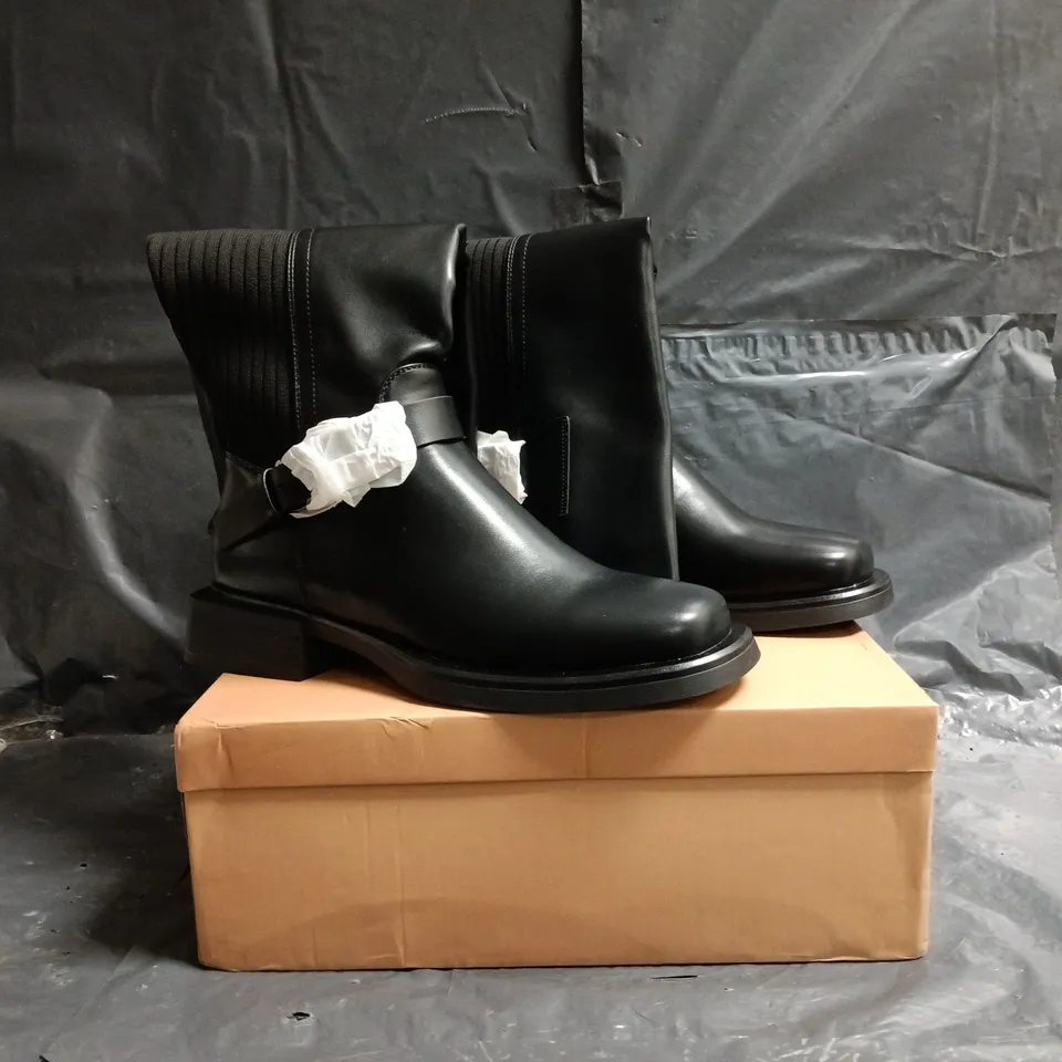 BOXED PAIR OF SIMMI LONDON KNEE-HIGH BOOTS IN BLACK SIZE 7