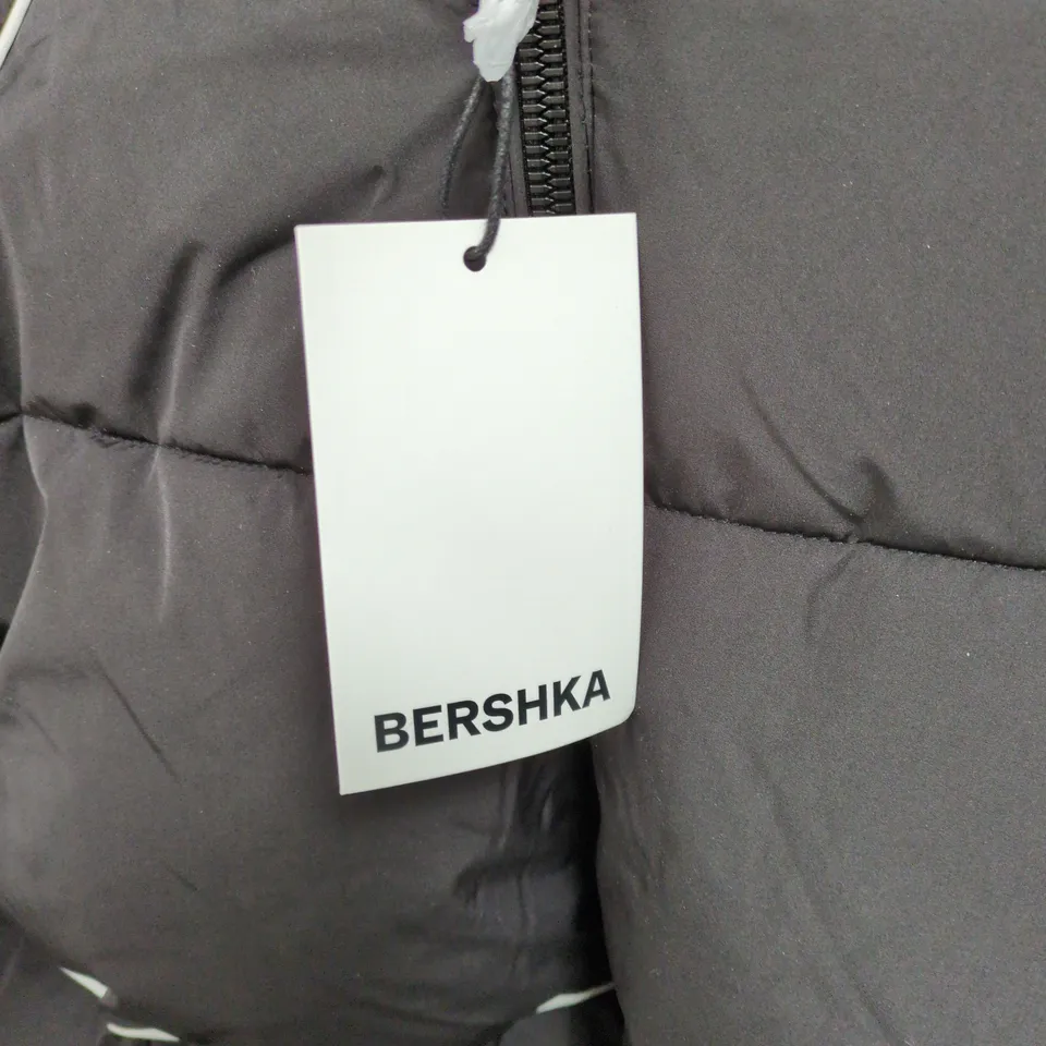 BERSHKA BLACK PUFFER JACKET WITH FUR HOOD – MEDIUM
