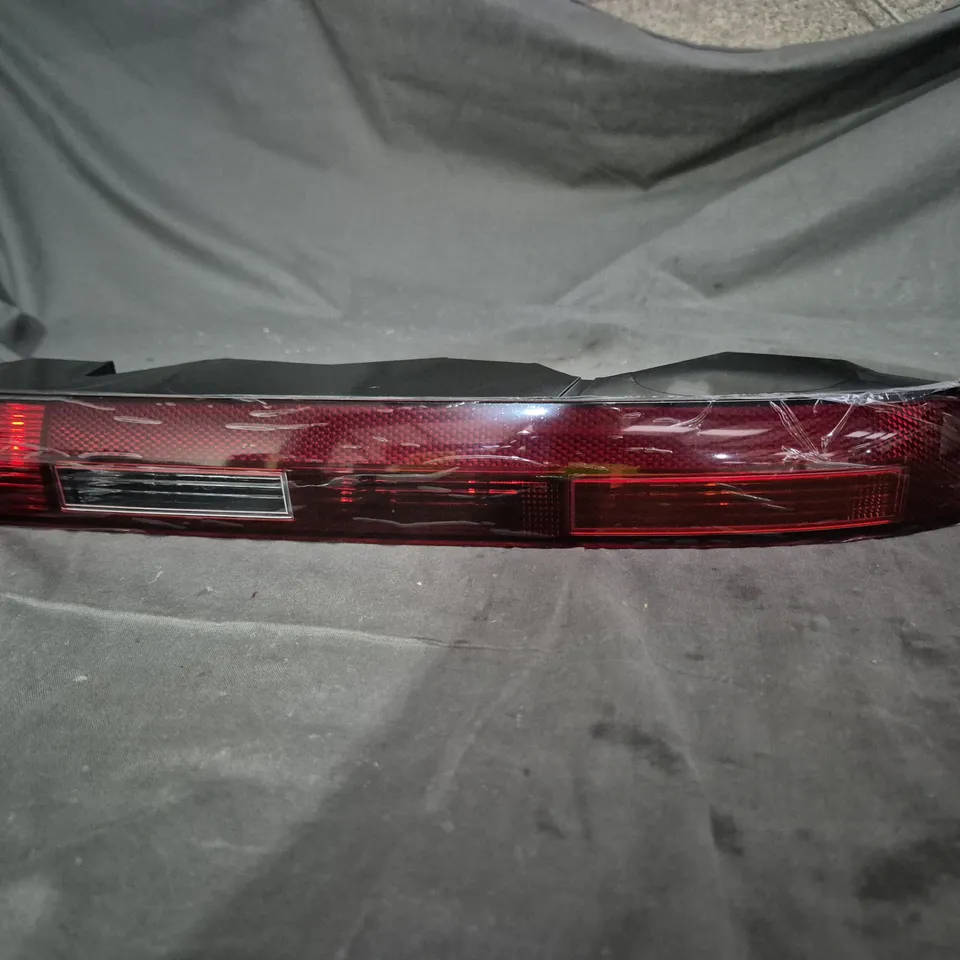 TAIL LIGHT ASSEMBLY - S13-STYLE REAR LAMP, RED LENS WITH CLEAR CENTRE FOR AUDI Q7 OR Q5