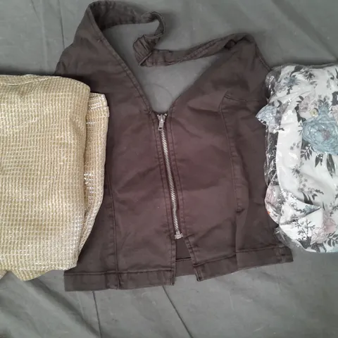 BOX OF APPROXIMATELY 20 ASSORTED CLOTHING AND FASHION ITEMS IN VARIOUS STYLES, SIZES, AND COLOURS - COLLECTION ONLY