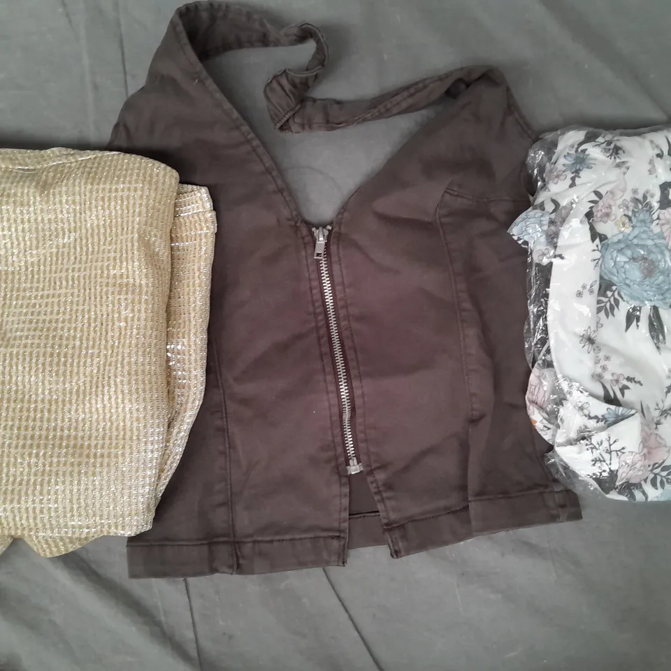 BOX OF APPROXIMATELY 20 ASSORTED CLOTHING AND FASHION ITEMS IN VARIOUS STYLES, SIZES, AND COLOURS - COLLECTION ONLY