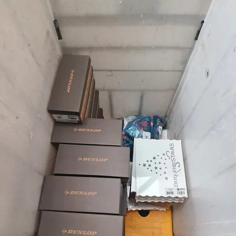 APPROXIMATELY 35 ASSORTED HOUSEHOLD ITEMS TO INCLUDE: DUNLOP SANDALS, HEATED THROW.