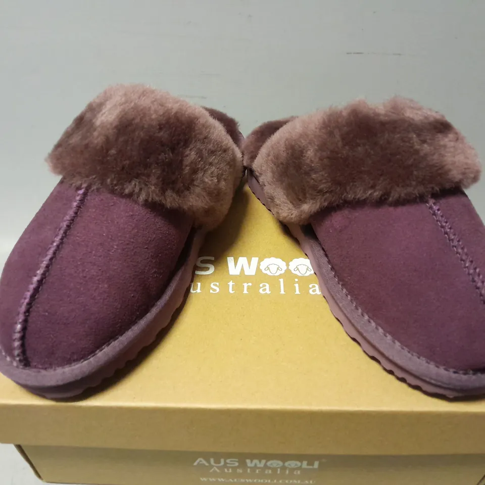 BOXED PAIR OF AUS WOOLI SYDNEY SLIPPERS IN PLUM - UK 4