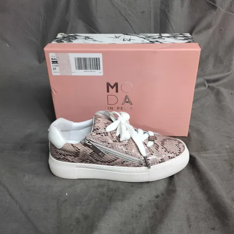 MODA IN PELLE BALIZE SNAKE PRINT TRAINERS – PINK/NATURAL SNAKE LEATHER, ZIP DETAIL – UK 4 (EU 37) – BOXED .