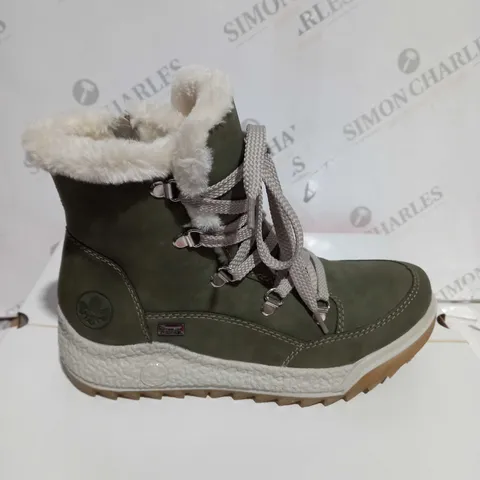 BOXED PAIR OF RIEKER ANTISTRESS WARM HIKING BOOTS, KHAKI - SIZE 3.5