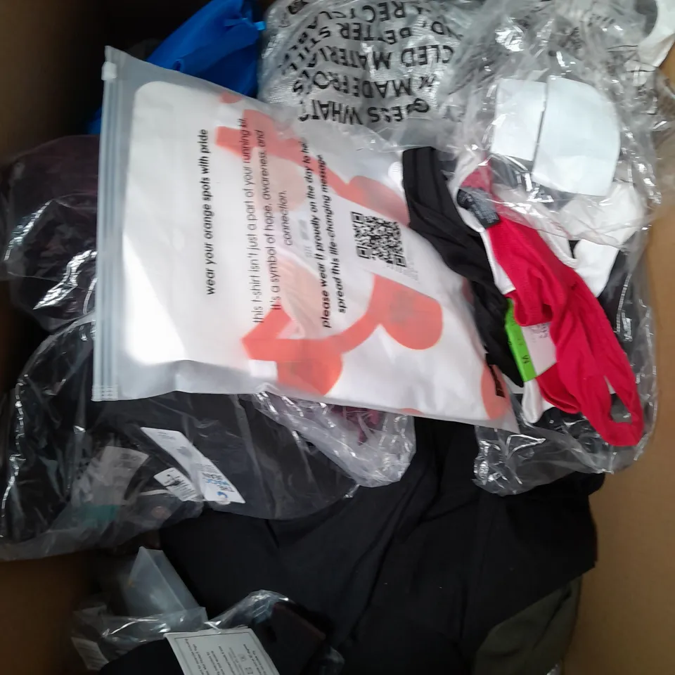 APPROXIMATELY 20 ASSORTED CLOTHING ITEMS IN VARIOUS SIZES AND STYLES TO INCLUDE - SOCKS, TROUSERS, CARDIGAN, ETC