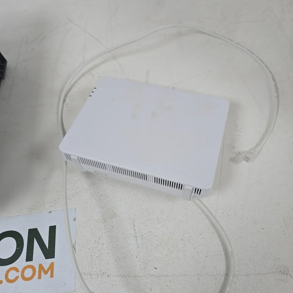 TOTE OF APPROXIMATELY 10 ASSORTED ITEMS TO INCLUDE: LCOTERA WIFI ROUTER
