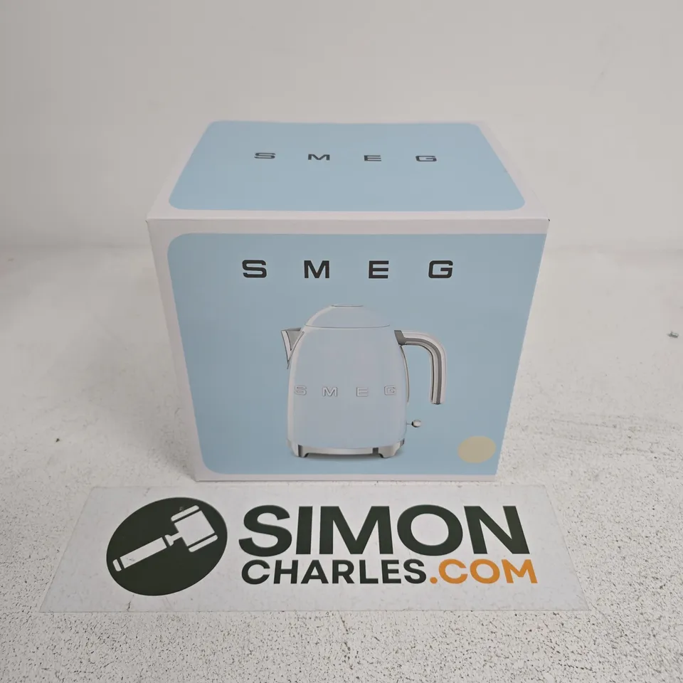 BOXED SMEG 50S STYLE KETTLE IN CREAM