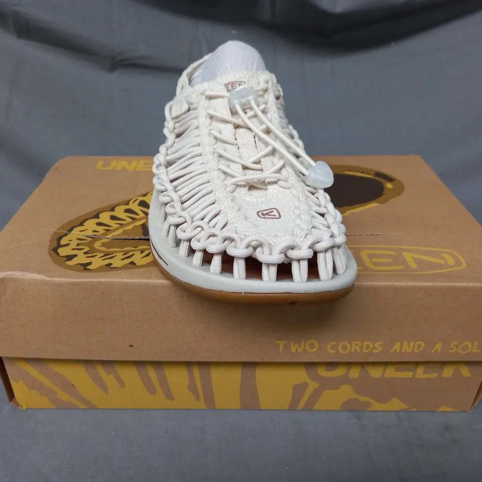 BOXED PAIR OF KEEN SANDALS IN BEIGE UK SIZE 8