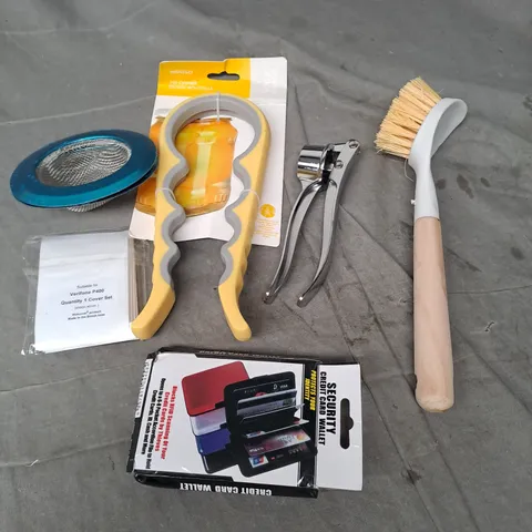 APPROXIMATELY 20 ASSORTED HOUSEHOLD PRODUCTS TO INCLUDE GARLIC PRESS, CREDIT CARD WALLET, JAR OPENER ETC 