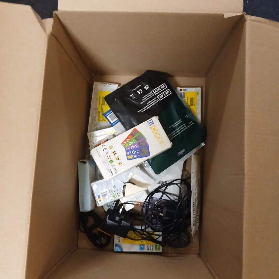 BOX OF APPROXIMATELY 18 ASSORTED ITEMS INCLUDING JVC GUMMY EARPHONES , EARBUDS AND A9 BATTERY IP CAMERA