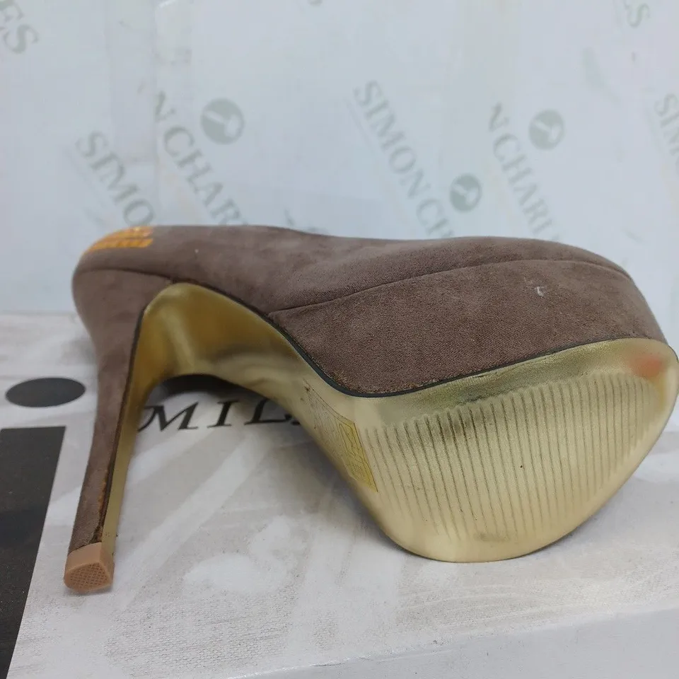 BOX OF 10 MILAYA KHAKI HEELS SIZES VARY   