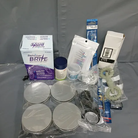 APPROXIMATELY 18 ASSORTED HOUSEHOLD ITEMS TO INCLUDE DRILL BIT, ANTI-BACTERIAL CLEANER, ETC
