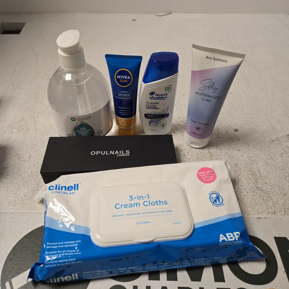 APPROXIMATELY 15 ASSORTED HEALTH & BEAUTY PRODUCTS TO INCLUDE SHAMPOO, HAND GEL, CREAM CLOTHS ETC 