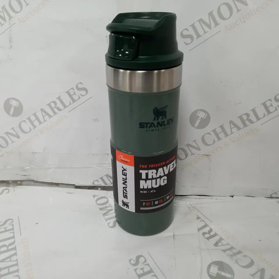 STANLEY CLASSIC TRIGGER ACTION TRAVEL MUG IN KHAKI