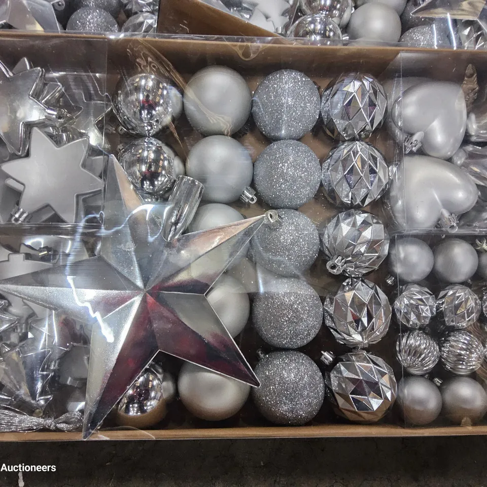 PALLET OF APPROXIMATELY 35 CASES, EACH CONTAINING 4 PACK OF SILVER VALUE PACK DECORATIONS, BRAND NEW. 