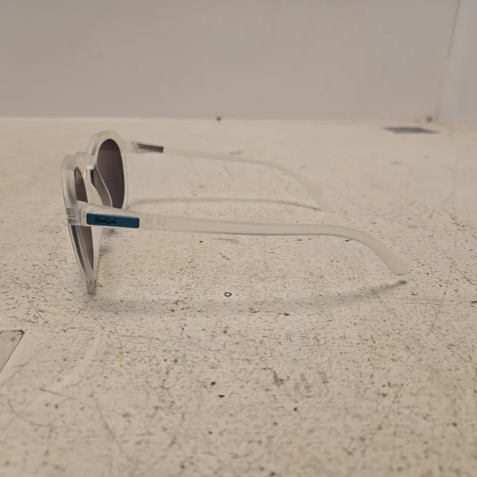SUNGOD ZEPHYRS SUNGLASSES – CLEAR / SILVER BLUE LENSES