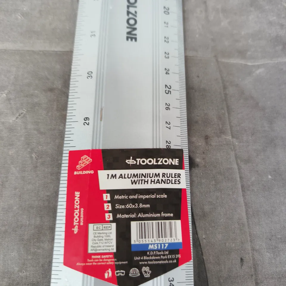 TOOLZONE 1M ALUMINIUM RULER WITH HANDLES
