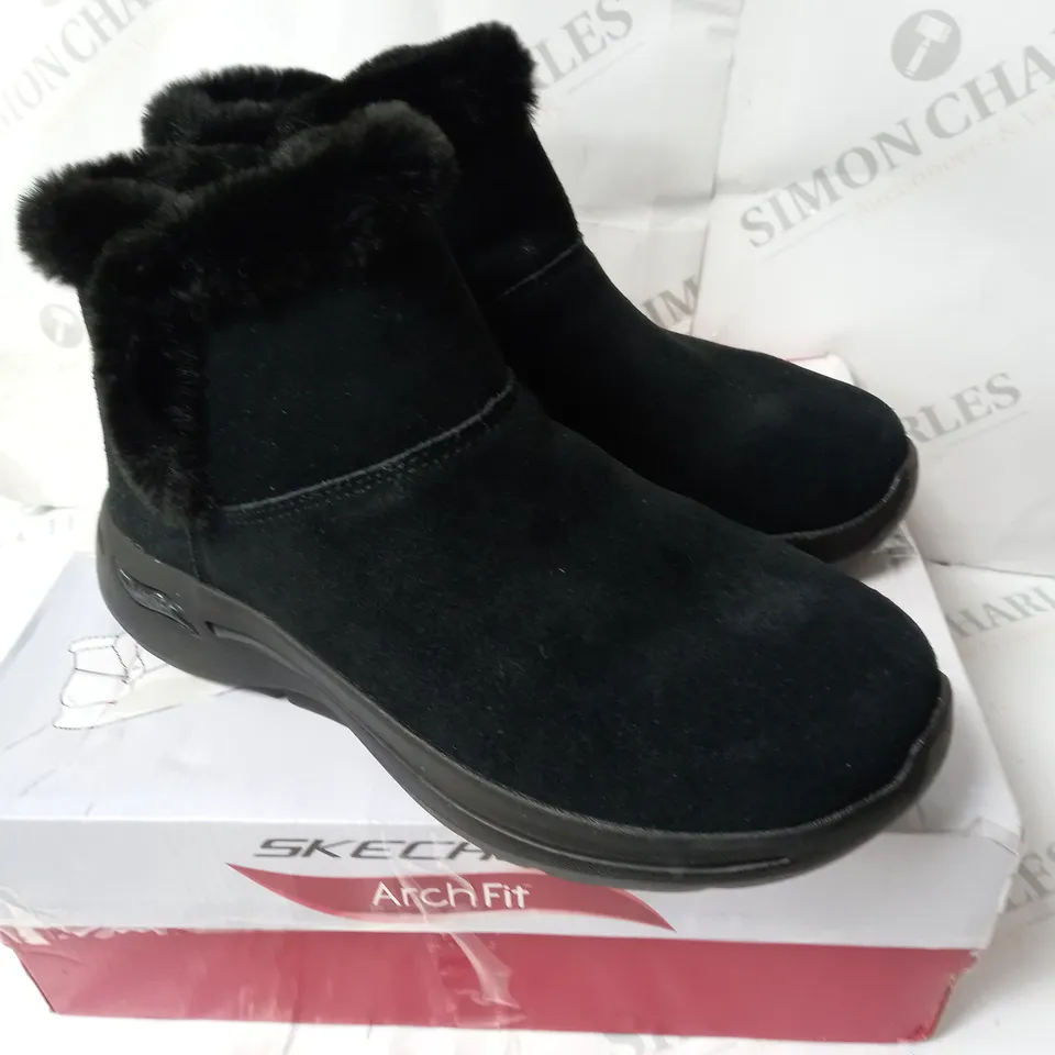 SKECHERS GO WALK ARCH FIT SUEDE CHUGGA BOOT BLACK - UK SIZE 5