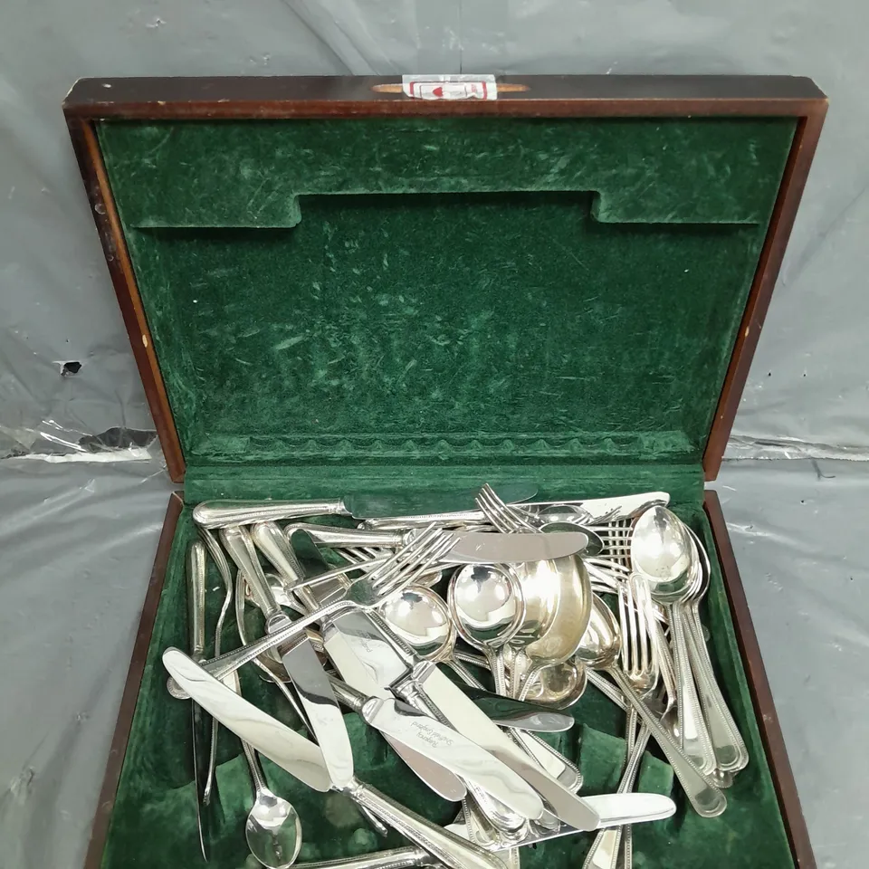 BOXED REGENCY SHEFFIELD ENGLAND CLASSIC CUTLERY 
