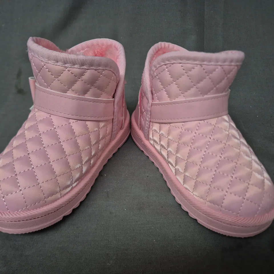 BOXED PAIR OF UNBRANDED KID'S SHOES IN PINK W. BOW DETAIL EU SIZE 25