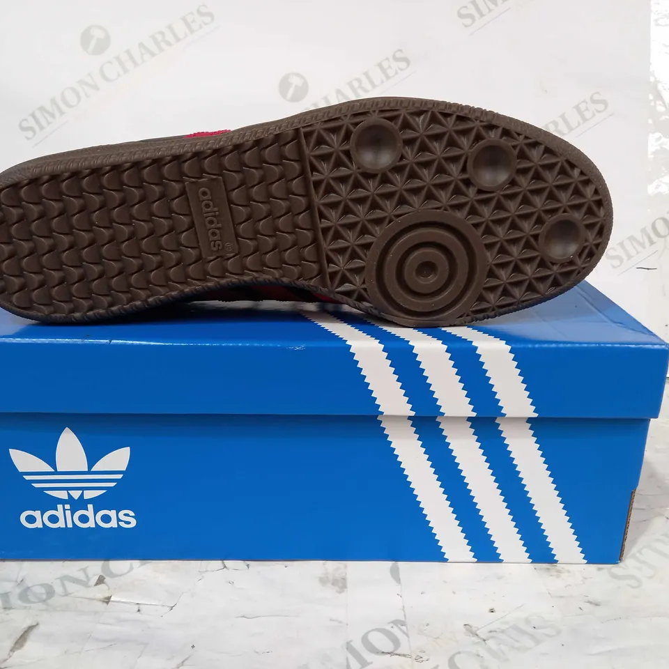 BOXED PAIR OF ADIDAS SAMBA TEAM MANCHESTER UNITED SHOES IN BLACK/RED UK SIZE 10