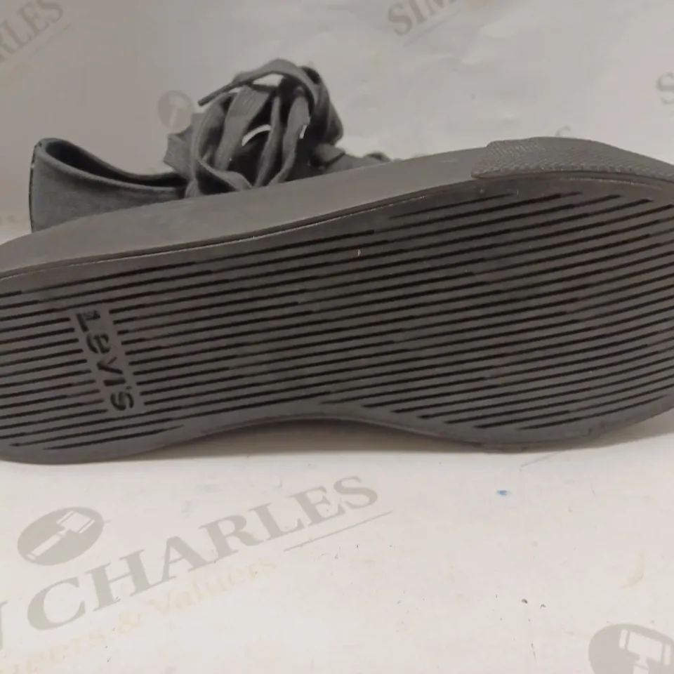 LEVI'S LACE-UP CANVAS SHOES IN BLACK - SIZE 9