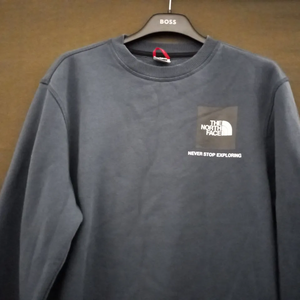 THE NORTH FACE LOGO SWEATER IN NAVY - SMALL