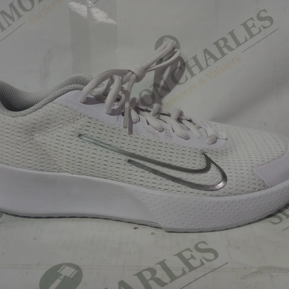 PAIR OF NIKE VAPORLITE SHOES IN WHITE UK SIZE 5.5