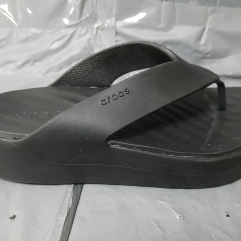 CROCS GETAWAY PLATFORM FLIP IN BLACK - W7