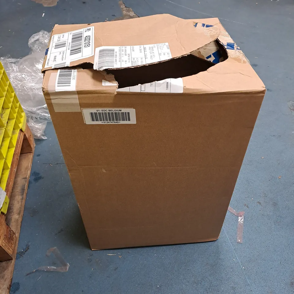 LOT OF APPROX. 20 X ASSORTED ITEMS OF CLOTHING. INCLUDES DRESSED, SHIRTS ETC 