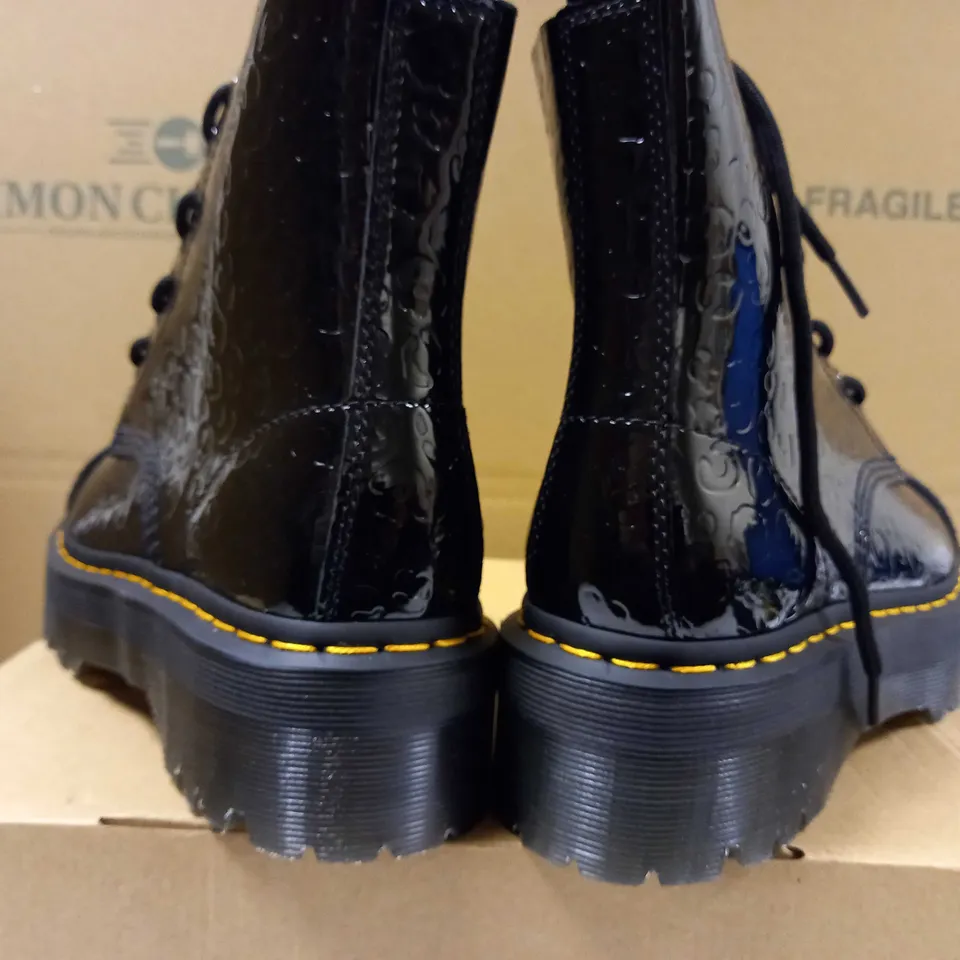 BOXED PAIR OF DR. MARTENS BLACK BOOTS - SIZE 7