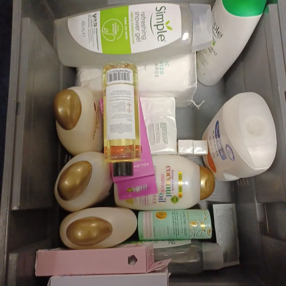 LOT OF APPROXIMATELY 20 COSMETICS ITEMS TO INCLUDE SHAMPOO , CONDITIONER , ACRYLIC NAILS , ETC  