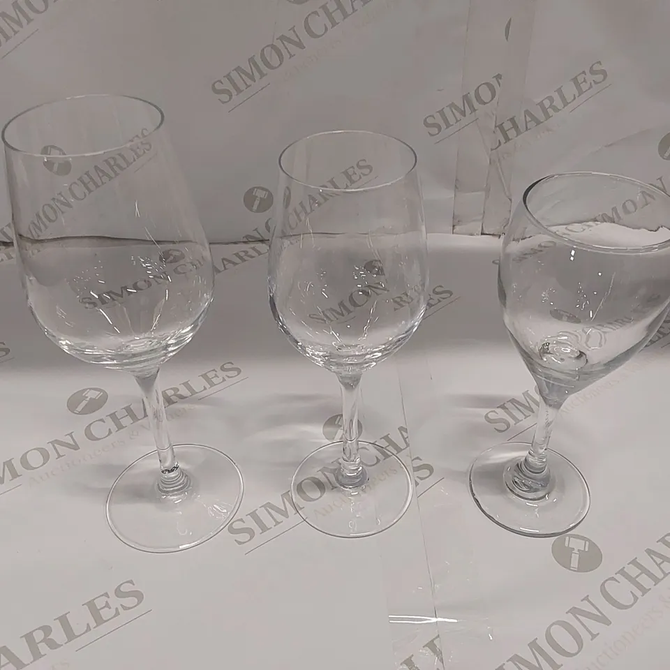 BOX OF APPROXIMATELY 18x ASSORTED WINE GLASSES 