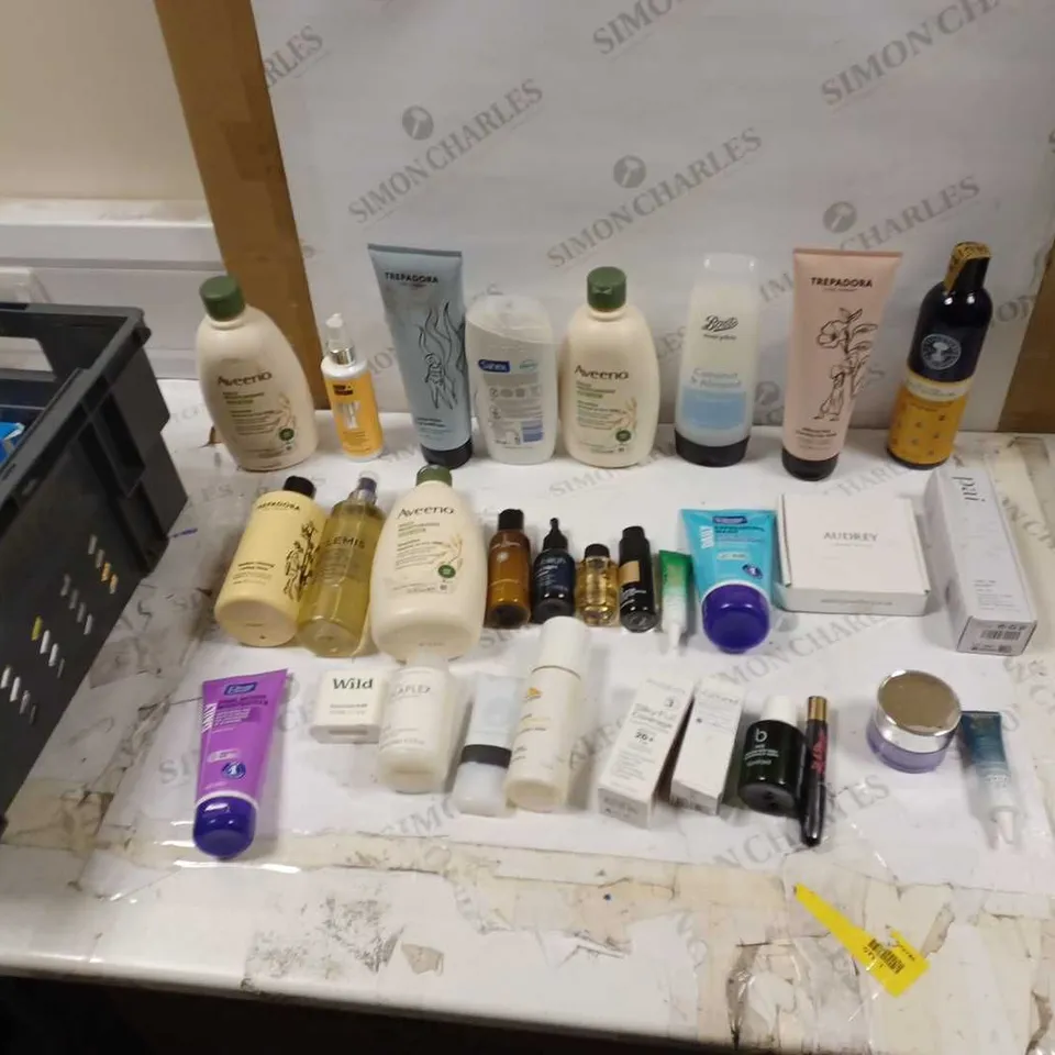 LOT OF APPROXIMATELY 20 HEALTH AND BEAUTY ITEMS TO INCLUDE AVEENO BODY WASH, TREPADORA CLAY WASH, AND DENY FIX DEWY MAKEUP ETC. 
