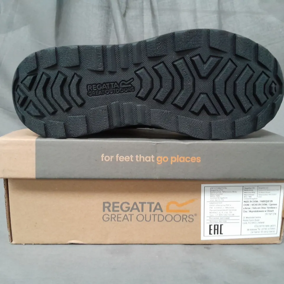 BOXED PAIR OF REGATTA KIDS SAMARIS V MID SHOES IN BLACK/GREY/BLUE UK SIZE 3