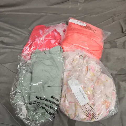 APPROXIMATELY 20 ASSORTED CLOTHING ITEMS IN VARIOUS STYLES AND SIZES 
