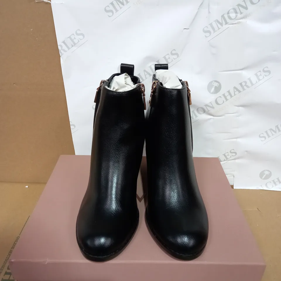 PAIR OF BOXED CARVELA BLACK SYNTHETIC ANKLE BOOTS SIZE 37